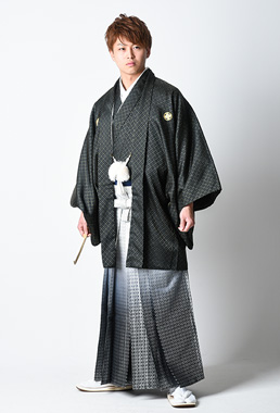 レンタル 相場 袴 卒業式の袴フルセットで7万円は普通ですか？大学の構内でレンタルし、着
